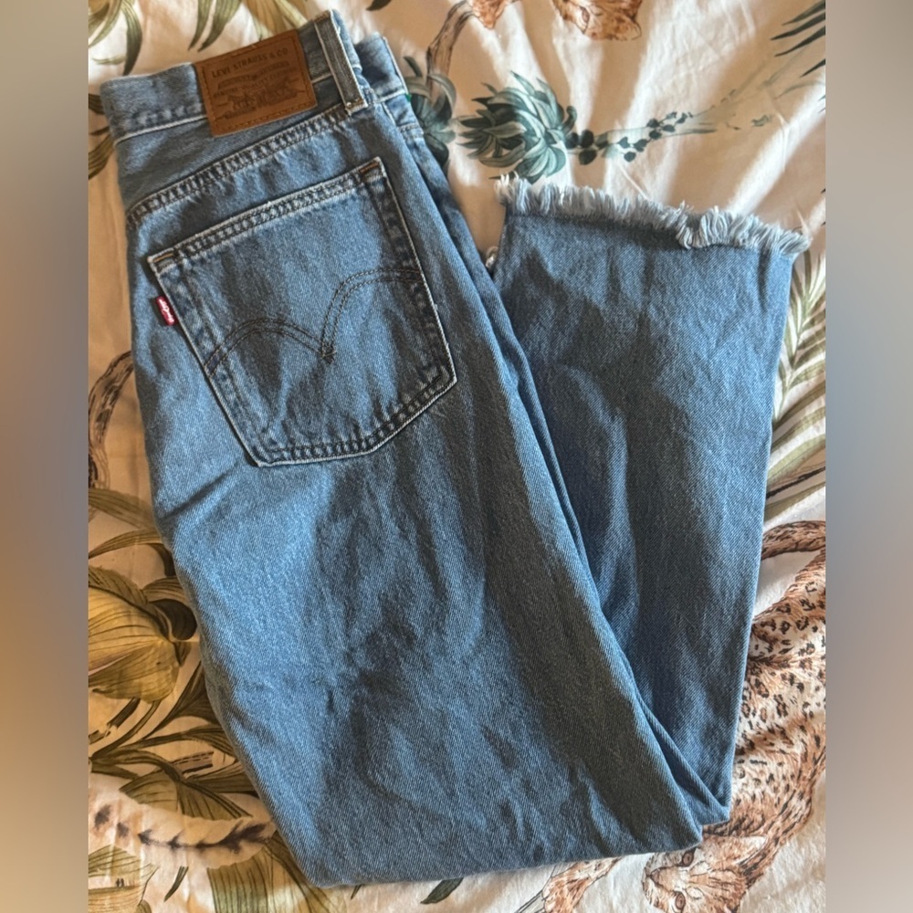 Levi’s Premium Wedgie Straight Distressed Cropped Jeans - Picture 3 of 8